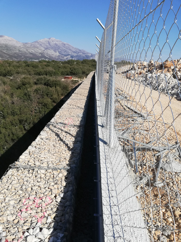 Safety fence with razor wire